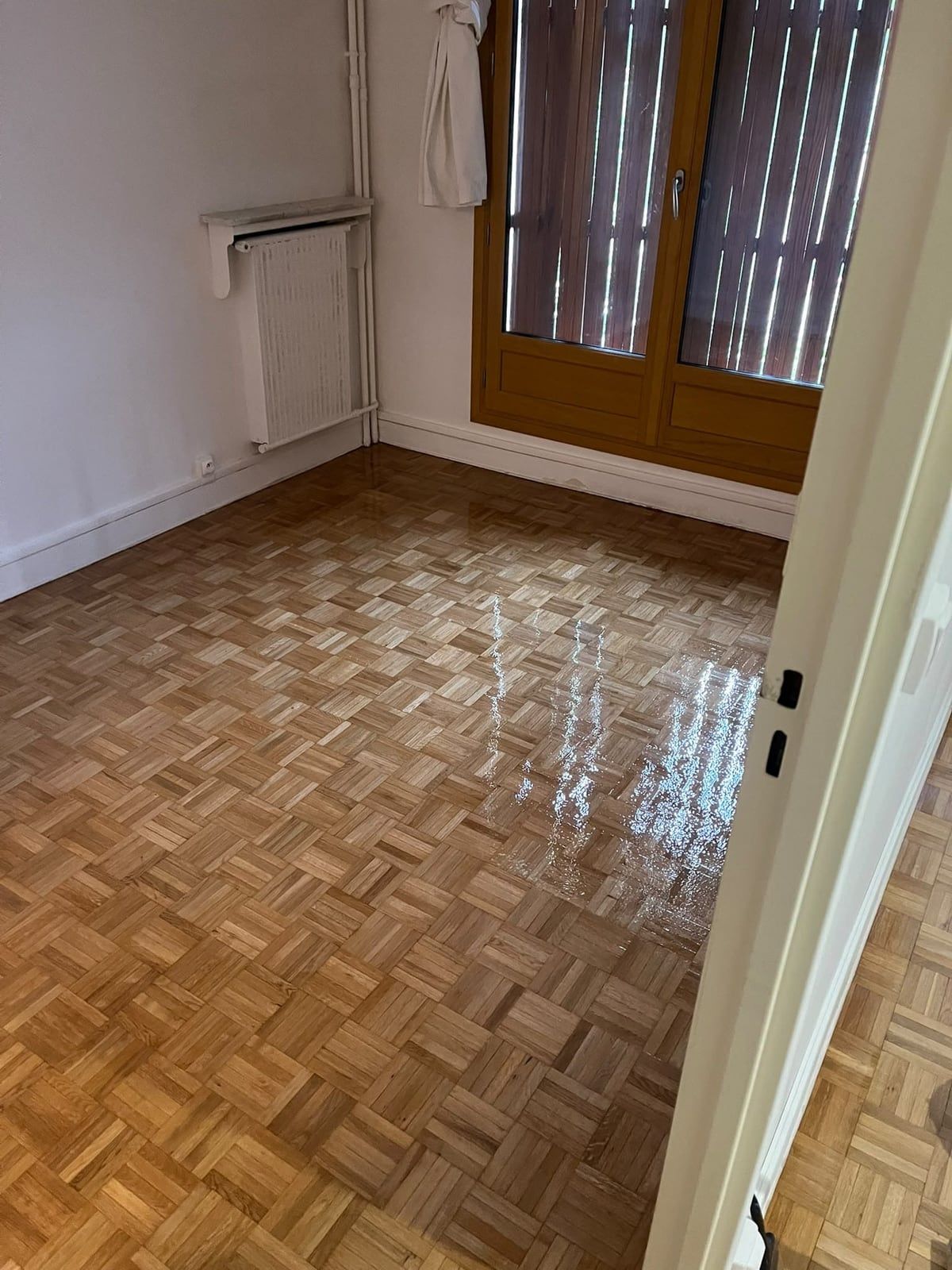 Le même parquet après ponçage et vitrification, la lumière s’y reflète