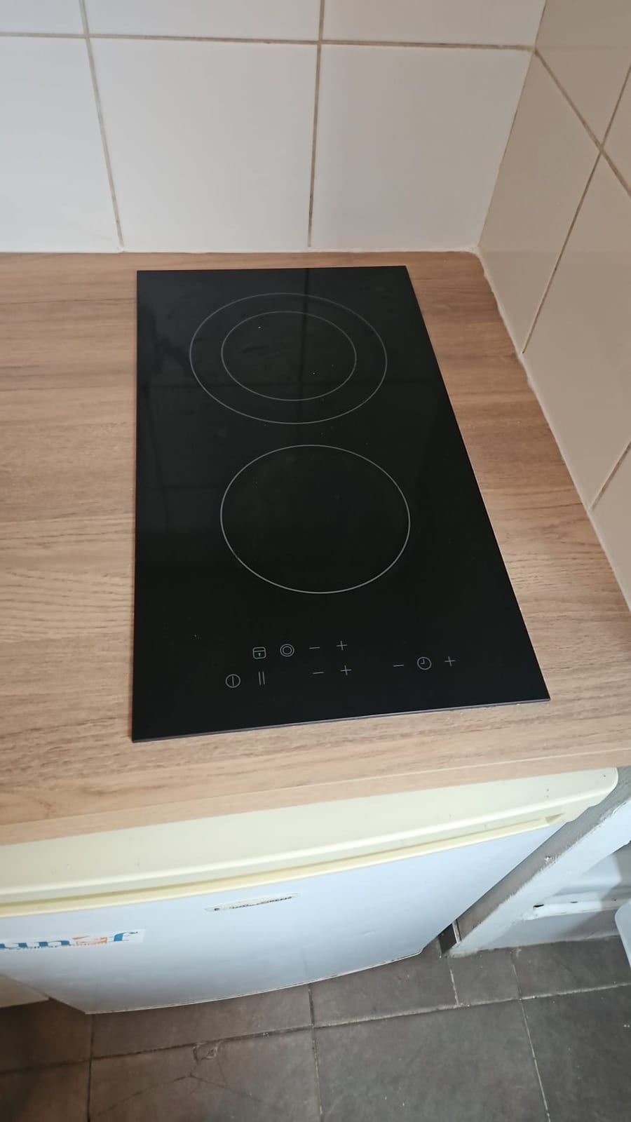 Le même plan de travail avec la plaque de cuisson encastrée et le joint fini