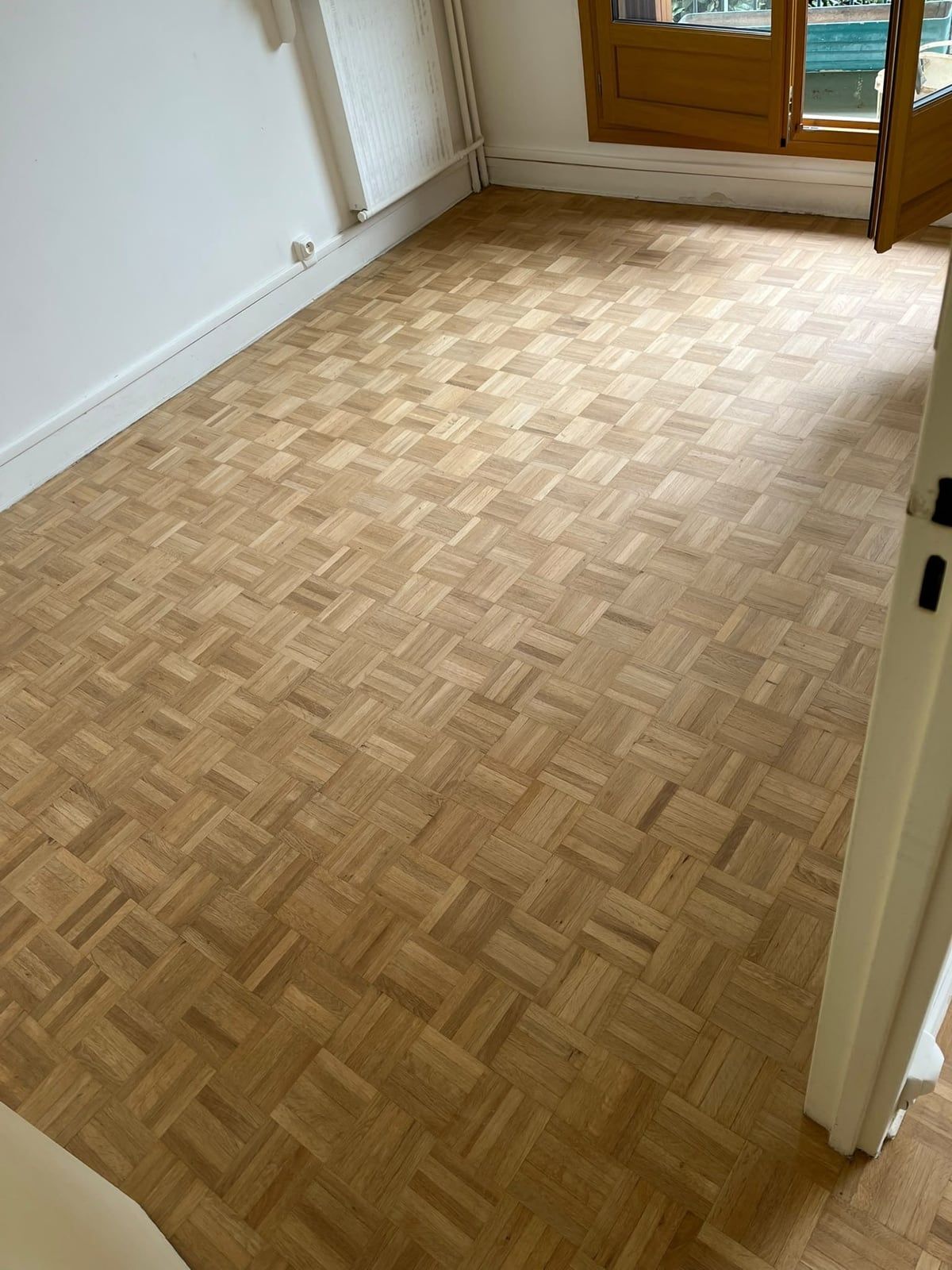 Parquet ancien d’une chambre, terni et marqué par l’usure, avant ponçage