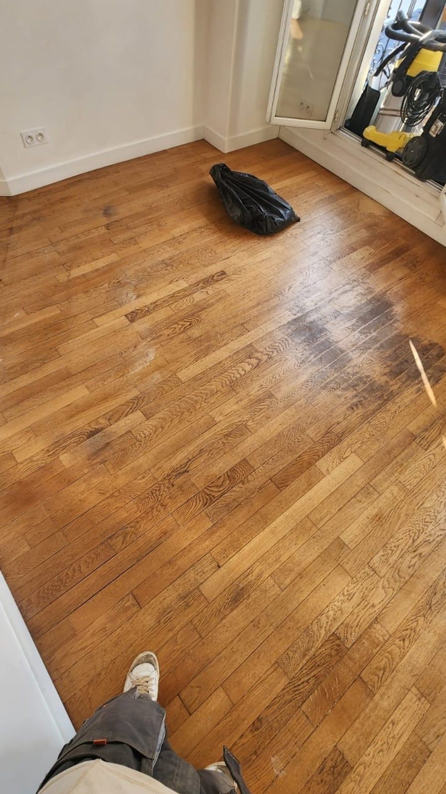 Parquet à bâtons rompus encrassé avant intervention