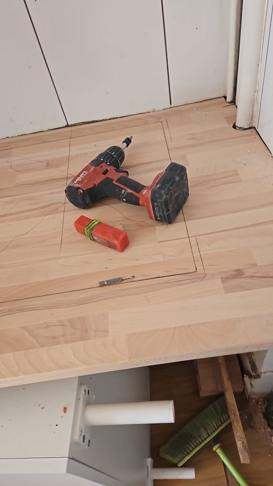 Plan de travail en bois tracé au crayon avant la découpe de l’emplacement de la plaque