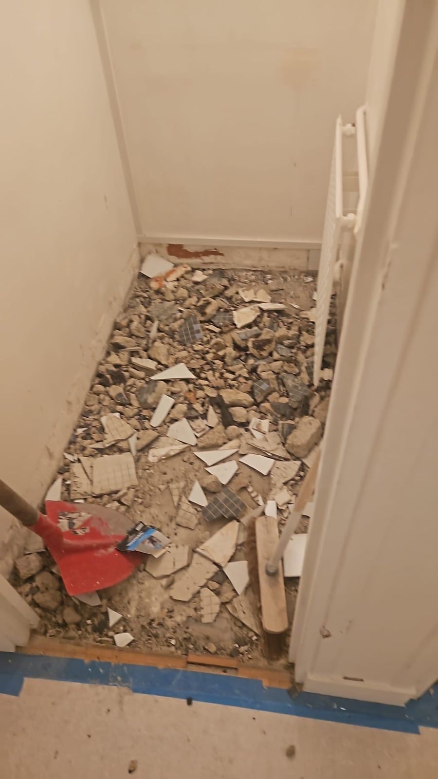 WC entièrement démoli, sol déposé jusqu’à la dalle, gravats en cours d’évacuation