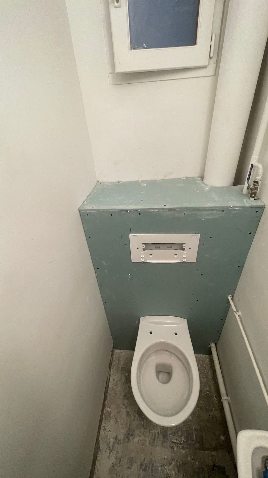 WC d’origine avec habillage vert et cuvette ancienne